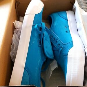 DC Shoes Blue Girls Sneakers size 6.5